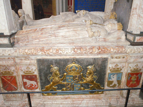 Royal Tomb - Only Kings and Queens have Crowns.